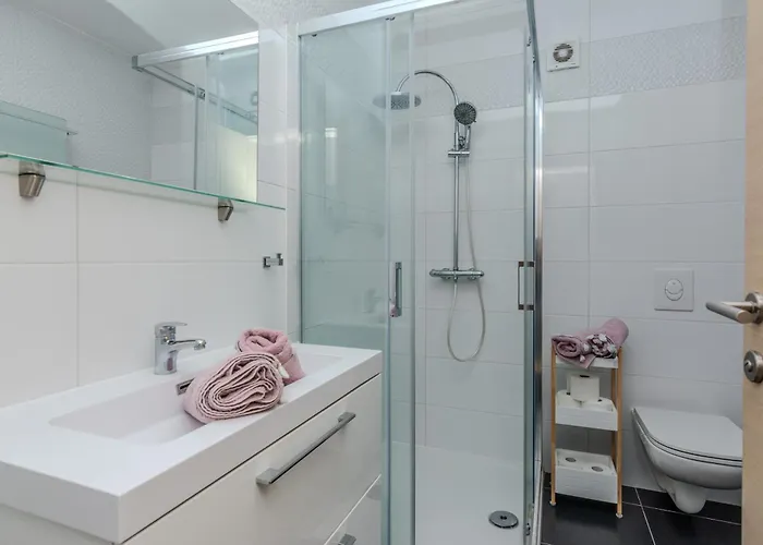 With Parking Space - 18519 Lejlighed Vir