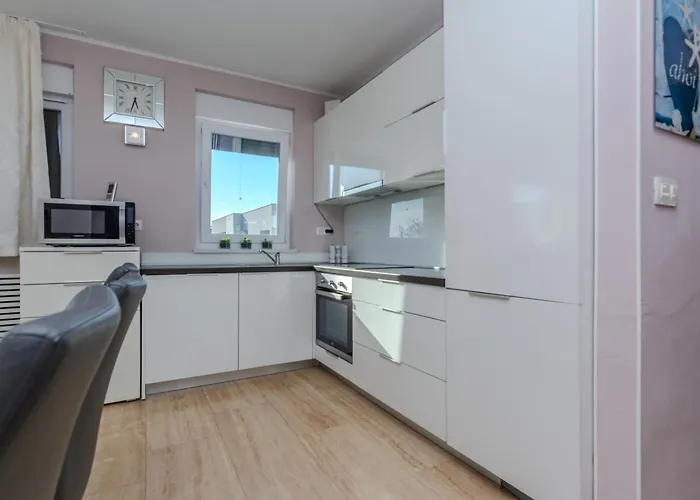 With Parking Space - 18519 Lejlighed Vir